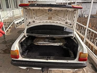 Audi: Audi 100: 1986 г., 1.8 л, Механика, Бензин, Седан — 4