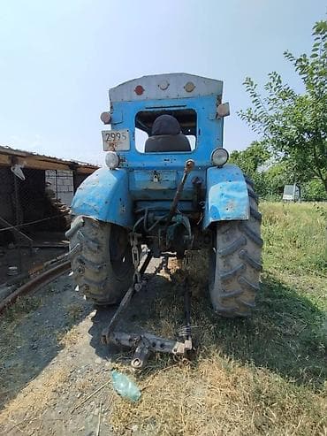 трактор т70: Трактор колесный, с кабиной, голубого цвета. Характеристики и — 10