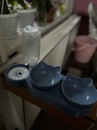 Комплект мисок для кошек/щенков с автопоилкой. - Две миски в форме