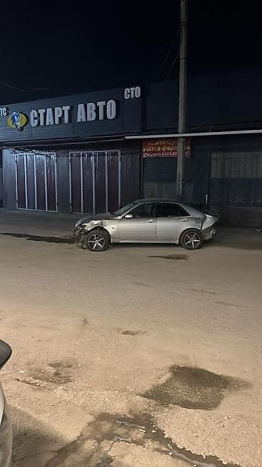 Toyota Altezza / Lexus IS (1‑е поколение, седан) — автомобиль на