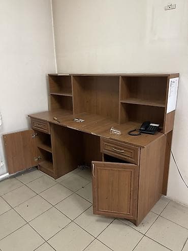 Угловой офисный стол с надстройкой и множеством мест для хранения at lalafo.kg Угловой офисный стол с надстройкой и множеством мест для хранения