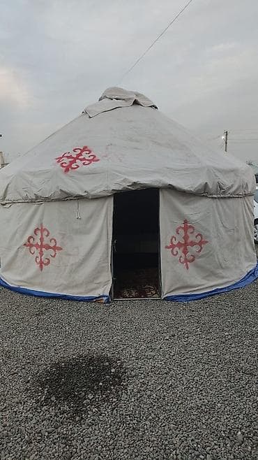 Новыая Юрта традиционного типа с каркасом и полотнищами. Основные