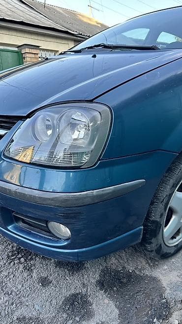 Nissan Almera Tino: 2001 г., 1.8 л, Механика, Бензин, Хэтчбэк — 2