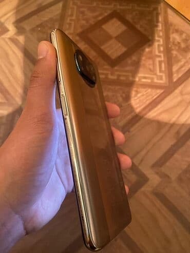 наушники realme: Смартфон с безрамочным дисплеем и фронтальной камерой, интегрированной — 8