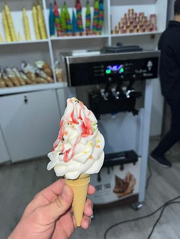 Фризер для мягкого мороженого, напольный, трехрычажный. - Два бункера