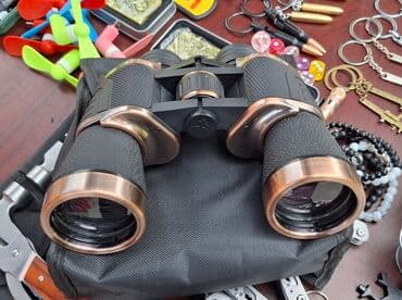 Бинокль с увеличением 20x и объективом 50 мм. Корпус черного цвета с