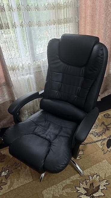 продаются стулья: Офисное кресло, Б/у, Без колесиков, цвет - Черный, Экокожа — 1