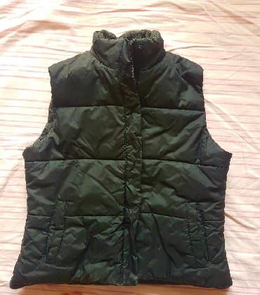 Продаю безрукавку двустороннию,б/у в отличном состоянии, размер на 10-