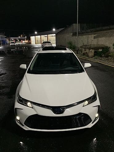 Toyota Corolla: 2021 г., 1.8 л, Вариатор, Гибрид, Седан
