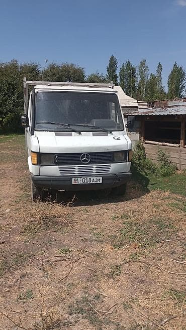 814 борт: Грузовой фургон Mercedes-Benz (серия T2/508–609) белого цвета — 1