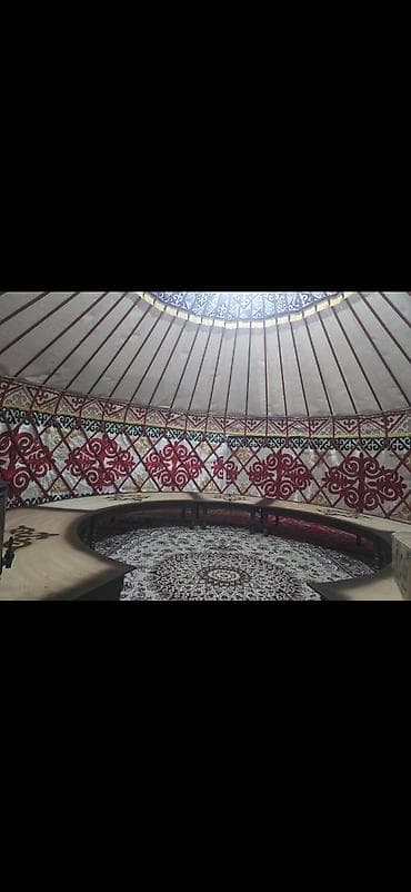 пала: Юрта (традиционная кочевая палатка) с резными дверями и полным — 4