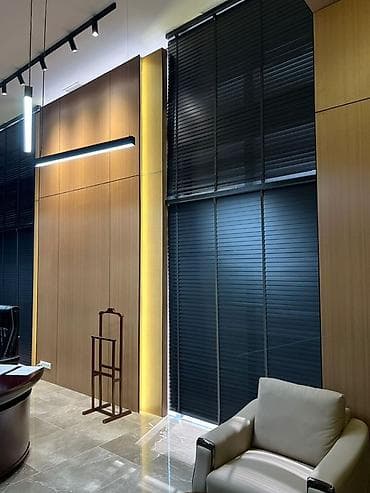 жалюзи горизонтальные алюминиевые: Горизонтальные жалюзи из алюминиевых ламелей, цвет — глубокий — 2