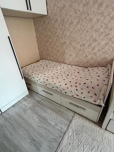 small table: Односпальная кровать с тремя выдвижными ящиками для хранения и — 1