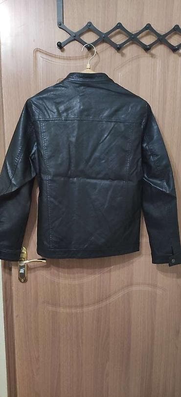 Джинсы: Куртка совершенно новая не подошёл размер. классика 4500 сом — 2