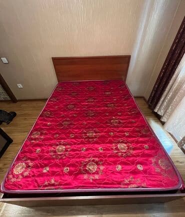 купить кровать односпальную недорого: Кровать полуторного размера, идет вместе с матрацем и синим одеялом — 3