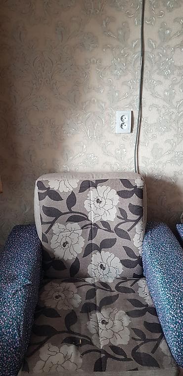 Кресла: Продаю кресло . В нормальном состоянии не скрипит. просто материал — 3