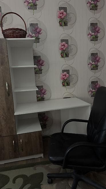 жапыс стол: Компьютердик үстөлү, Текчелери бар — 3