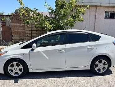 byd e7: Toyota Prius: 2016 г., Гибрид, Хэтчбэк — 4