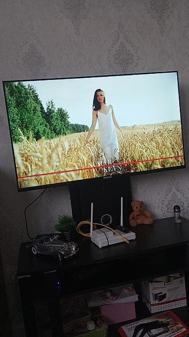 Техника и электроника: Телевизор с большим плоским экраном (примерно 43'45"), тонкие рамки — 2