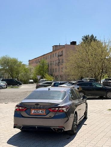 leksus is: Toyota Camry: 2023 г., Седан — 2