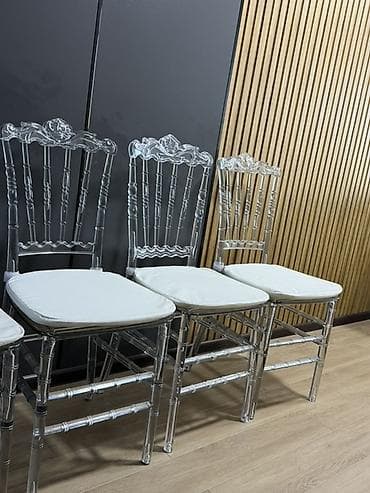 Прозрачные стулья Chiavari (тикки/фантом) с мягкими белыми подушками