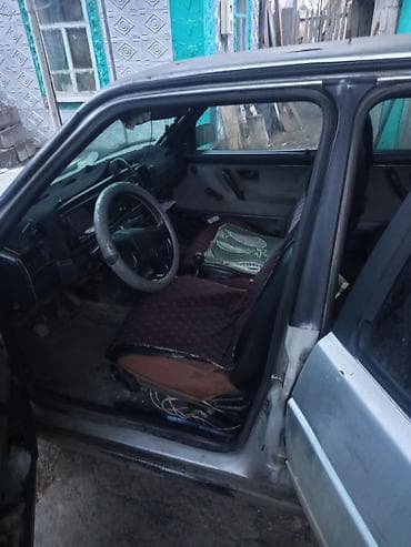 Автомобиль седан, серебристый цвет, 4 двери. Основные особенности: -