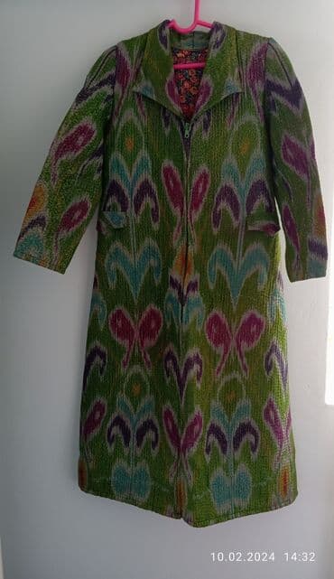 Киреге берилүүчү кийимдер: НАЦИОНАЛЬНЫЙ ЧАПАН (женский ) ручная работа (стёганный) новый — 1