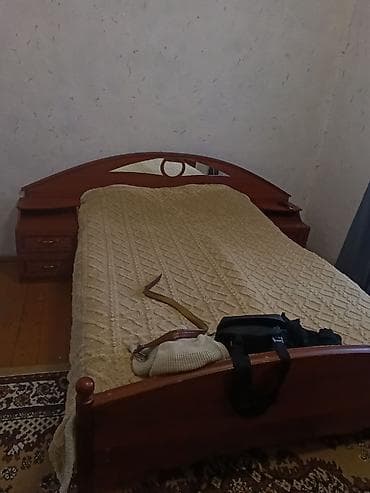 160: Двуспальная кровать из массива/шпона под тёмное дерево с изголовьем и — 1