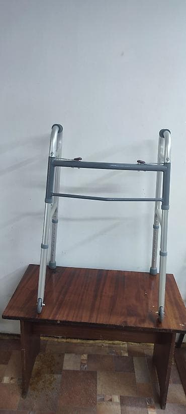 инвалидный ходунок: Ходунки для взрослых с колесами спереди - Легкая алюминиевая рама — 1