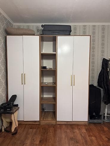 шкаф для вещей с полками: Шкаф-гардероб с открытым центральным стеллажом в отличном состоянии — 2