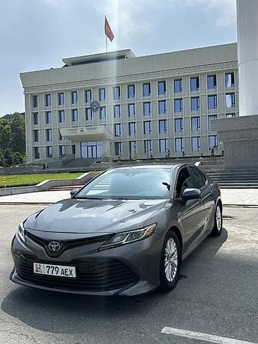 приус 2013: Toyota Camry: 2018 г., 2.5 л, Вариатор, Гибрид, Седан — 1