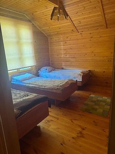 1 комнатный дом: Уютный деревянный дом для отдыха - Просторная гостиная с деревянной — 4