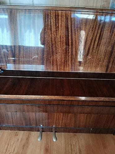 Фортепиано (пианино) в классическом корпусе из шпона тёмного дерева с