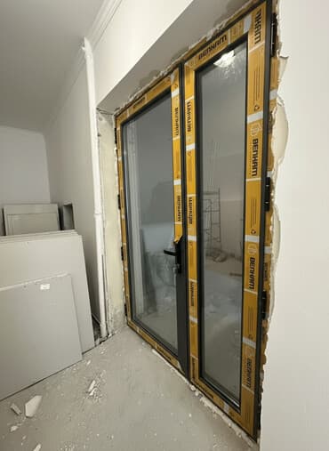 двери на балкон: Алюминиевая раздвижная дверь-перегородка BENKAM - Профиль — 1