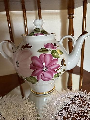 Фарфоровый красивый большой чайник производства СССР. Ручная роспись!