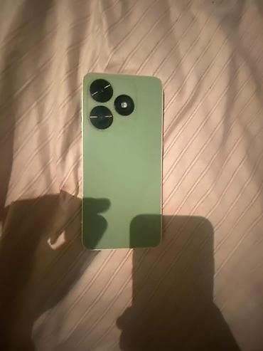 Смартфон с зеленой задней крышкой и тройным модулем камер - Корпус at lalafo.kg Смартфон с зеленой задней крышкой и тройным модулем камер - Корпус