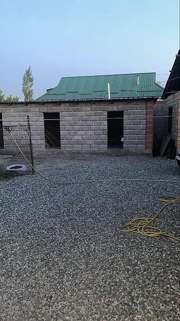 10 га: Продаётся земельный участок с домом и хозяйственными застройками!Три — 3