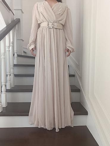 муслиновые халаты: Платье макси в нежном бежево‑кремовом оттенке. - Легкая струящаяся — 4