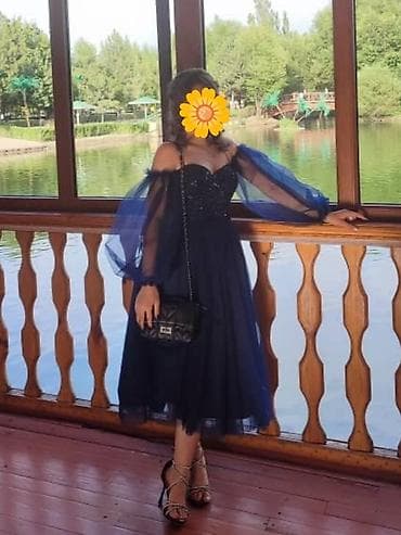 красные шорты: Вечернее/выпускное платье миди цвета темно-синего сапфира. - Силуэт — 4