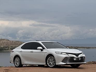 Toyota Camry: 2017 г., 2.5 л, Вариатор, Гибрид, Седан at lalafo.kg Toyota Camry: 2017 г., 2.5 л, Вариатор, Гибрид, Седан