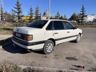 дом обмен на авто: Volkswagen Passat: 1990 г., Седан — 2