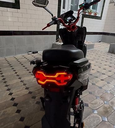 макси мото: Скутер/электроскутер городского типа с агрессивным дизайном передней — 3