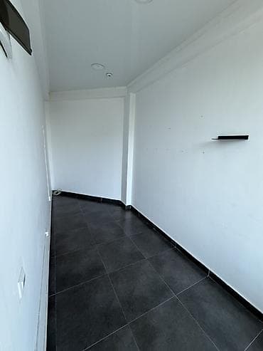 Небольшое узкое помещение под кабинет/склад/мастерскую. 3 этаж -