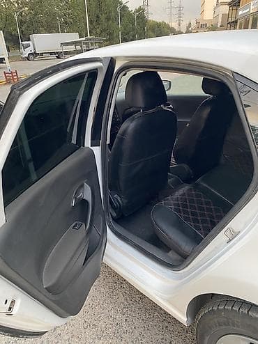 Volkswagen Polo: 2014 г., 1.6 л, Автомат, Седан — 10