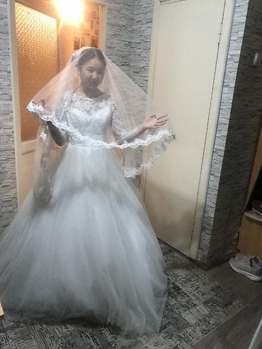 Свадебное платье с фатой - Силуэт: пышный (ball gown), многослойная