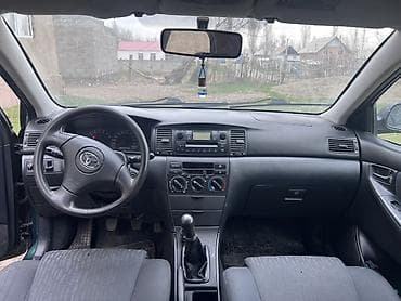 Toyota Corolla: 2004 г., Механика, Бензин, Седан