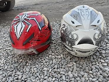 трехколесные самокаты: Два полноразмерных мотошлема с визорами. 1) Красный шлем с — 1