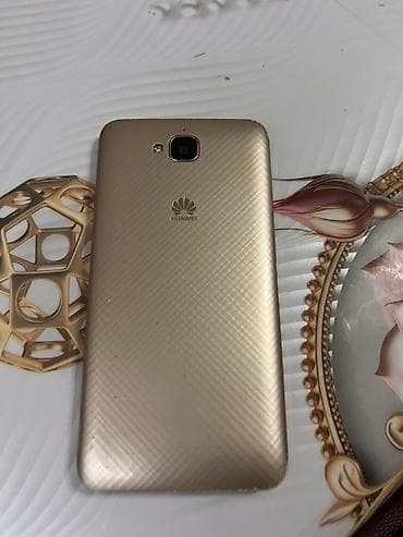 айфон икс с: Huawei Y6, Б/у, цвет - Золотой — 1