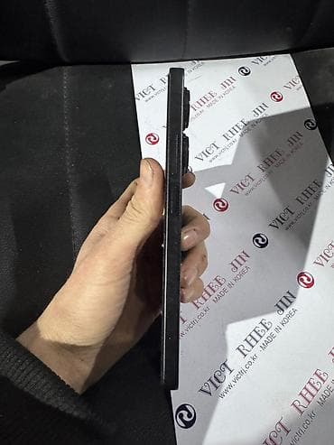 j5 prime: Смартфон с безрамочным дисплеем и центральным отверстием под — 4