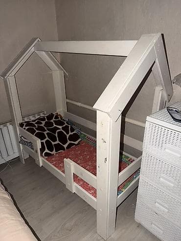 кровать детская с бортиком: Детская кровать-домик из массива дерева, белая. - Каркас в форме — 1